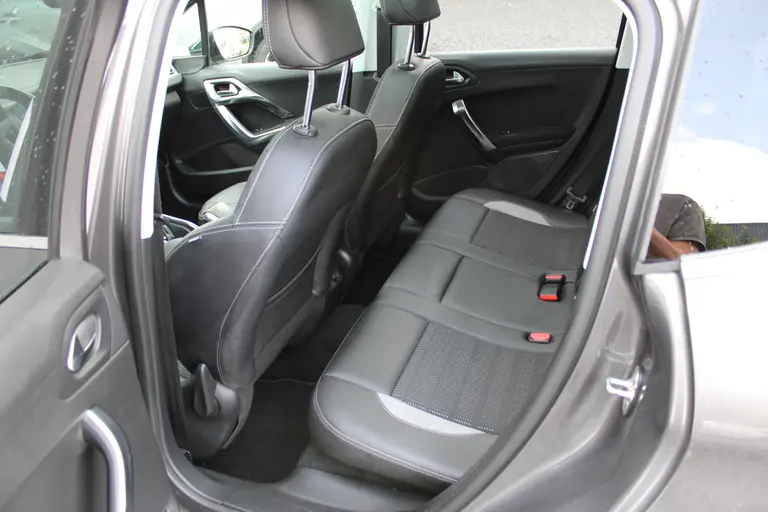 Peugeot 2008 1.2 VTi Allure Pack Premium Plus, Automaat, Trekhaak, All-Seasonbanden, Navigatie, Parkeersensoren voor en achter afbeelding 9