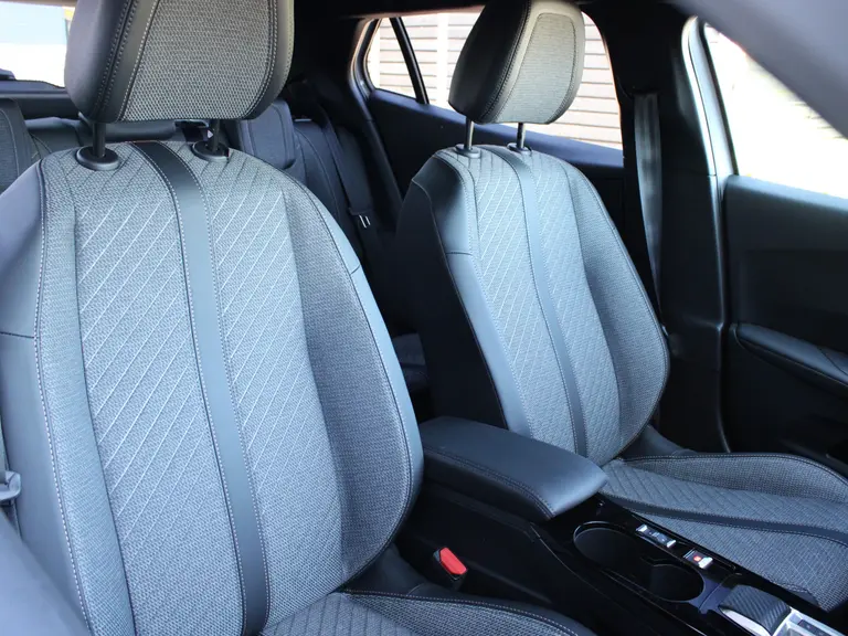 Peugeot 2008 Allure 1.2 Hybrid 145PK e-DSC6 Automaat Navigatie, Keyless, Parkeersensoren, Draadloze telefoonlader, Halflederen Bekleding afbeelding 13