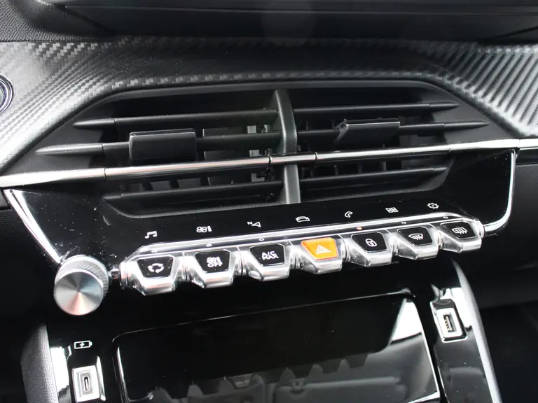 Peugeot 2008 1.2 PureTech 130PK Allure Pack EAT8 Navigatie, Trekhaak afneembaar, Camera Achter, Parkeerhulp achter, Climate Control afbeelding 35