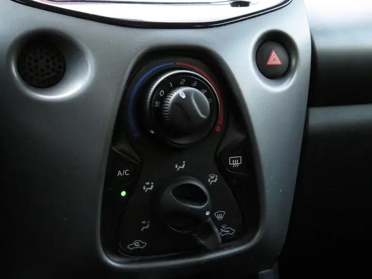 Toyota Aygo 1.0 VVT-i x-play, Camera, 1e Eig. en Dealer Onderhouden, Apple Carplay/ Android Auto afbeelding 19