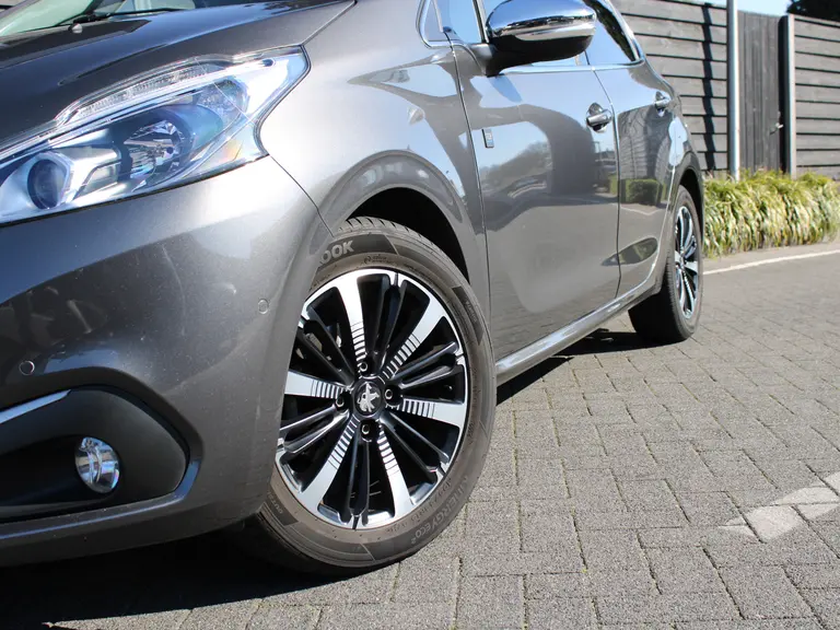 Peugeot 208 1.2 PureTech Tech 110PK Edition 5-drs Parkeerhulp voor en achter met camera, Navigatie, Apple Carplay/AndroidAuto, Panoramadak afbeelding 3