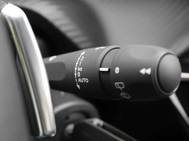 Peugeot 208 Allure Hybrid 100PK e-DCS6 Automaat Navigatie, Parkeerhulp voor & achter, Camera achter, Climate Control afbeelding 28