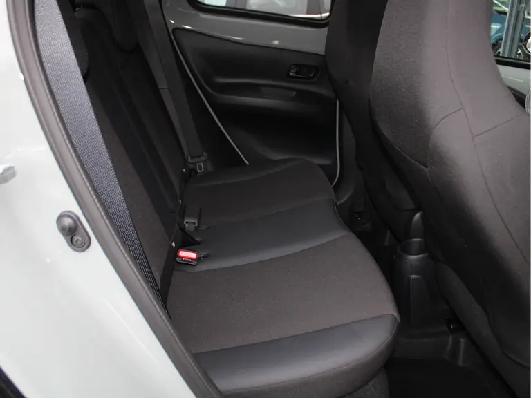 Toyota Aygo X 1.0 VVT-i MT Envy Cruise Control Adaptief, Achteruitrijcamera, Navigatie, Parkeersensoren Voor en Achter afbeelding 31