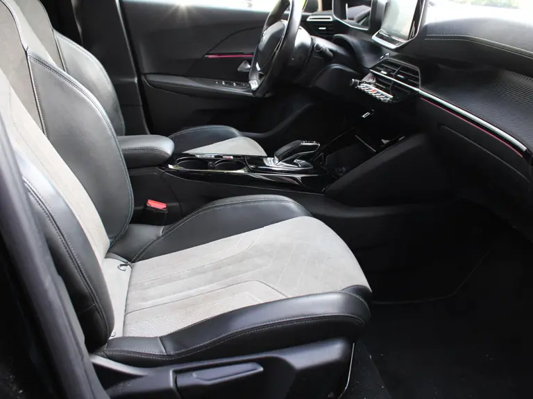 Peugeot e-2008 EV GT Pack 50 kWh 136PK Automaat Alcantara bekleding, Stoelverwarming, Focal Hifi, Achteruitrijcamera afbeelding 30