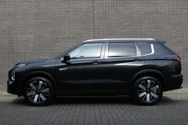 Mitsubishi Outlander 2.4 PHEV First Edition 20" LM velgen, Stuur+stoelverwarming, Standkachel, Premium audio, PDC V+A, afbeelding 3
