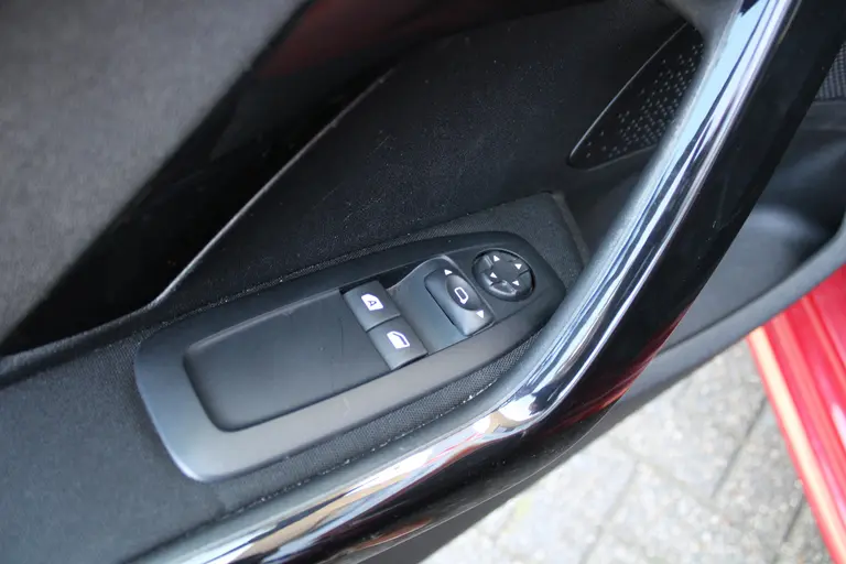 Peugeot 208 1.2 PureTech Blue Lion 5 deurs Airco, Navigatie, Cruise control, DAB radio, Bluetooth, Mistlampen, Parkeersensoren afbeelding 8