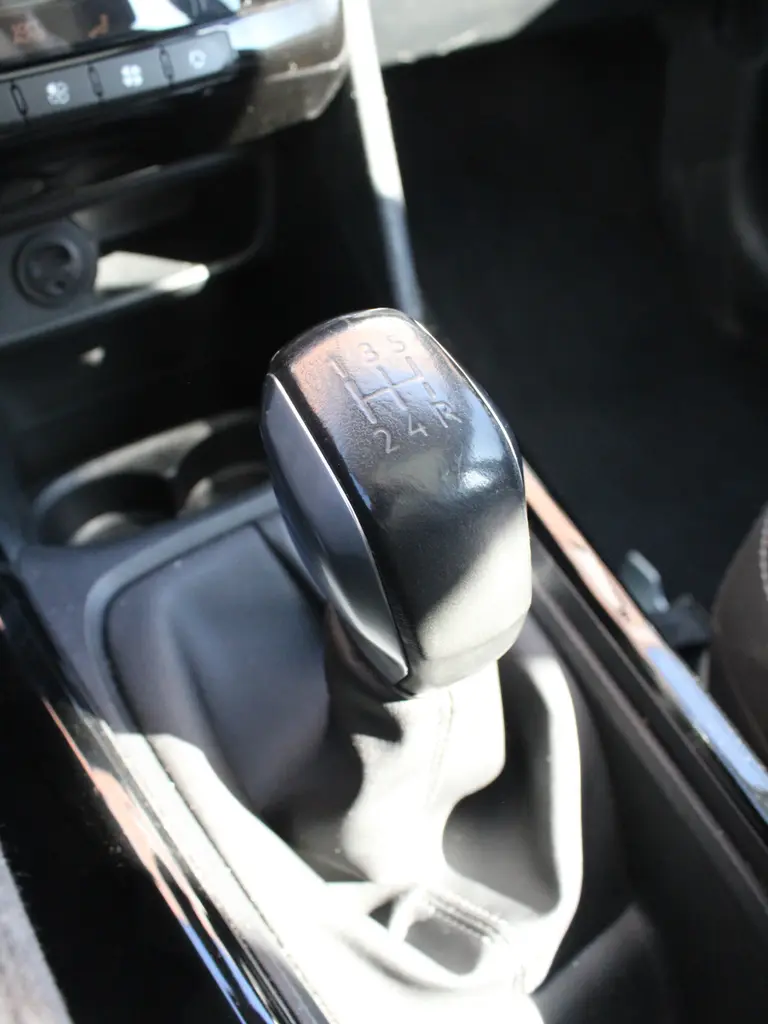 Peugeot 2008 1.2 PureTech 110PK Allure Trekhaak Achteruitrijcamera, Panoramadak afbeelding 24