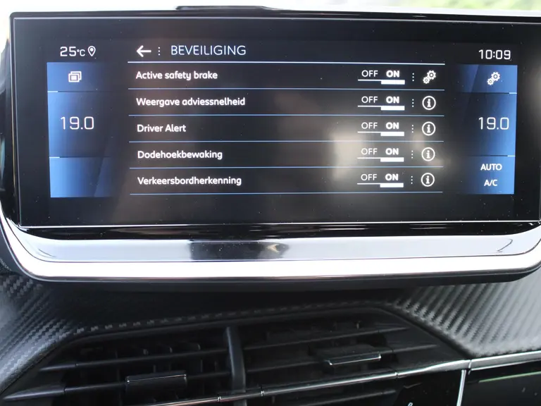 Peugeot 2008 GT Pack 1.2 PureTech 130PK EAT8 Automaat Panoramisch schuifkanteldak, Luxe Alcantara bekleding, Focal Hifi, Trekhaak afbeelding 27