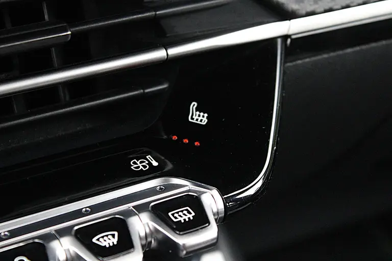 Peugeot 208 Allure 1.2 Hybrid 100PK e-DCS6 Automaat Navigatie, Achteruitrijcamera, Stoelverwarming, Adaptieve Cruise Control afbeelding 24