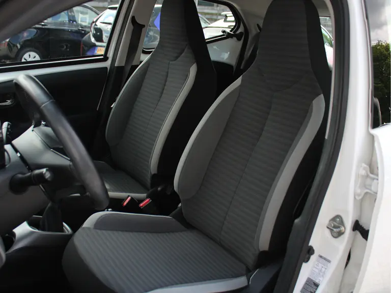Toyota Aygo 1.0 VVT-i x-play Navigatie, Achteruitrijcamera, Carplay/Android Auto, Bluetooth, Airco afbeelding 6