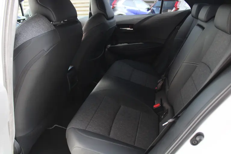 Toyota Corolla 1.8 Hybrid First Edition Automaat Achteruitrijcamera, Parkeersensoren Voor/Achter, Stoelverwarming, Cruise Control Adaptief, Climate Control afbeelding 18