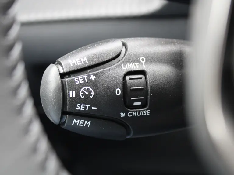 Peugeot 208 Hybrid 100PK e-DCS6 Allure Automaat Navigatie, Parkeerhulp voor & achter, Camera achter, Climate Control afbeelding 29