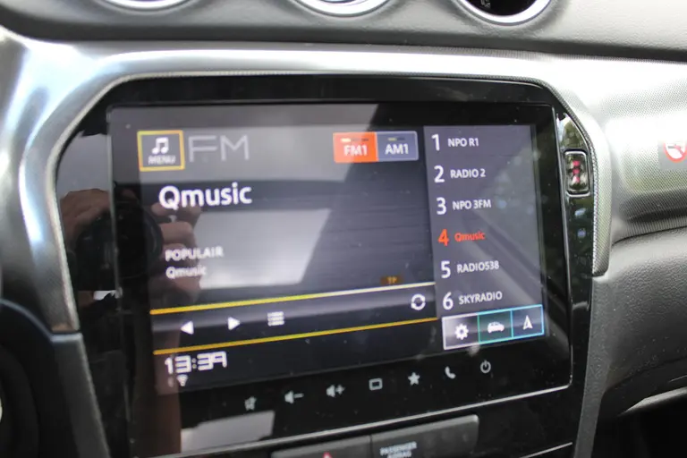 Suzuki Vitara 1.5 Hybrid Style Demo Voordeel, Parkeersensoren Draadloos Carplay en Panorama Dak. afbeelding 17