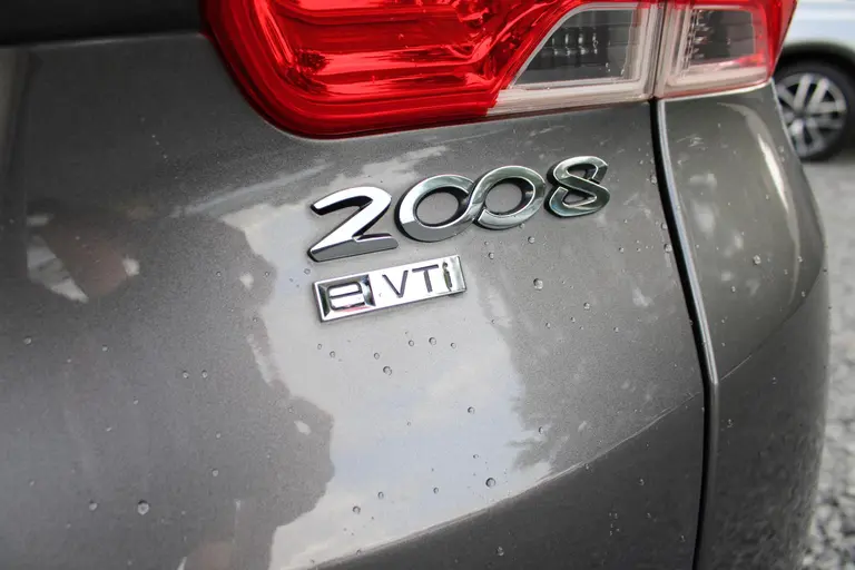 Peugeot 2008 1.2 VTi Allure Pack Premium Plus, Automaat, Navigatie, Parkeersensoren voor en achter afbeelding 33