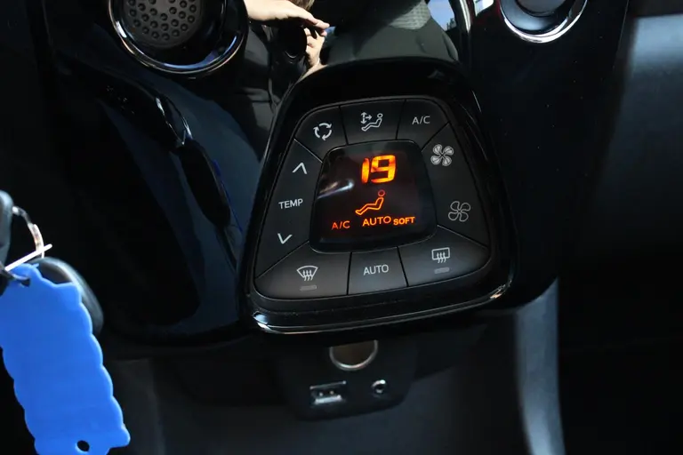 Peugeot 108 Allure 1.0 e-VTi 72PK 5DRS Climate control, Dimlicht Automatisch, Apple Carplay, Android Auto afbeelding 22