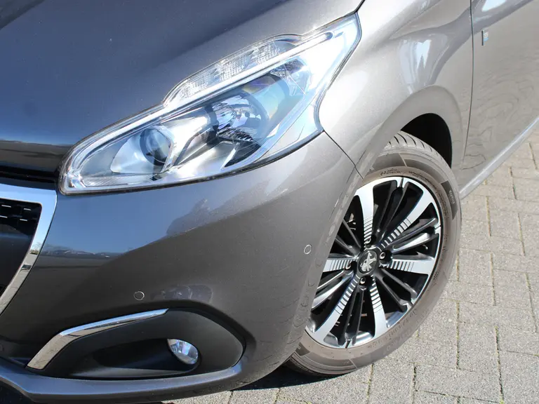 Peugeot 208 1.2 PureTech Tech 110PK Edition 5-drs Parkeerhulp voor en achter met camera, Navigatie, Apple Carplay/AndroidAuto, Panoramadak afbeelding 2