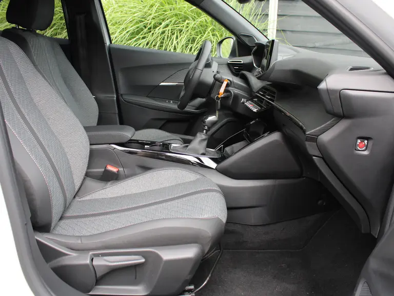 Peugeot 2008 Allure 1.2 PureTech 100PK Navigatie, Camera Achter, parkeerhulp voor en achter, Apple Carplay/Android auto draadloos afbeelding 34