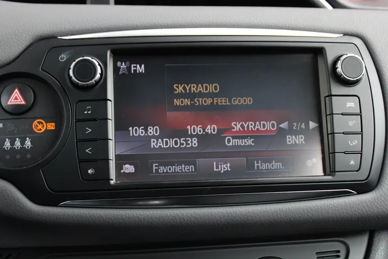 Toyota Yaris 1.3 100PK VVT-i Aspiration Cruise Control, Achteruitrijcamera, Bluetooth, Elektrische Ramen afbeelding 22