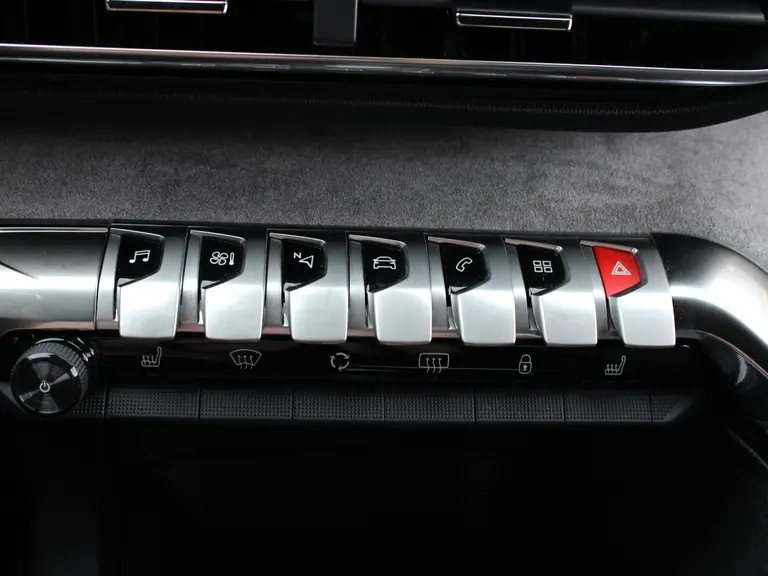 Peugeot 3008 GT 1.2 PureTech 130PK EAT8 Automaat Navigatie, Keyless, Achteruitrijcamera, Elektrische Achterklep, Apple Carplay, Android Auto afbeelding 31