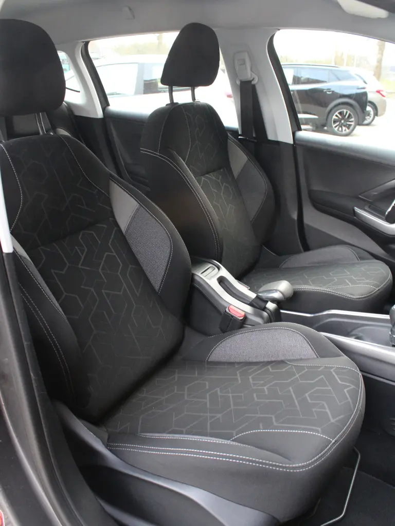 Peugeot 2008 1.2 PureTech Active 110PK Climate Control, Trekhaak, Navigatie afbeelding 25