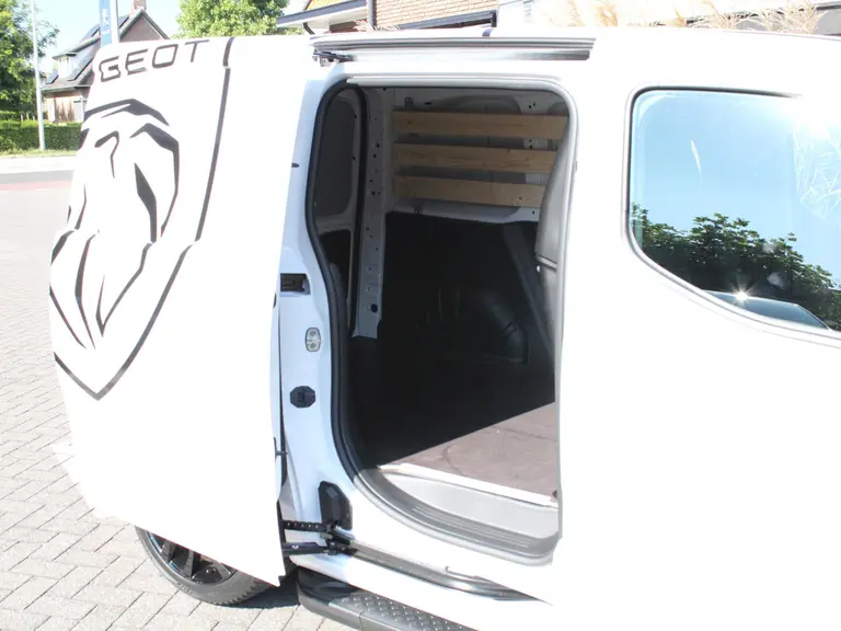 Peugeot Partner 1.5 BlueHDi 130PK EAT8 Automaat L1 White & Black Edition, Navigatie, Airconditioning, Camera Achter + Zijkant, Parkeerhulp voor & achter, Trekhaak afbeelding 13