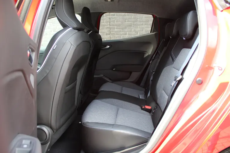Mitsubishi Colt 1.6 HEV First Edition Automaat, Cruise/Climate control, Applecar./Andr. auto, Camera, 17"LM Velgen afbeelding 10