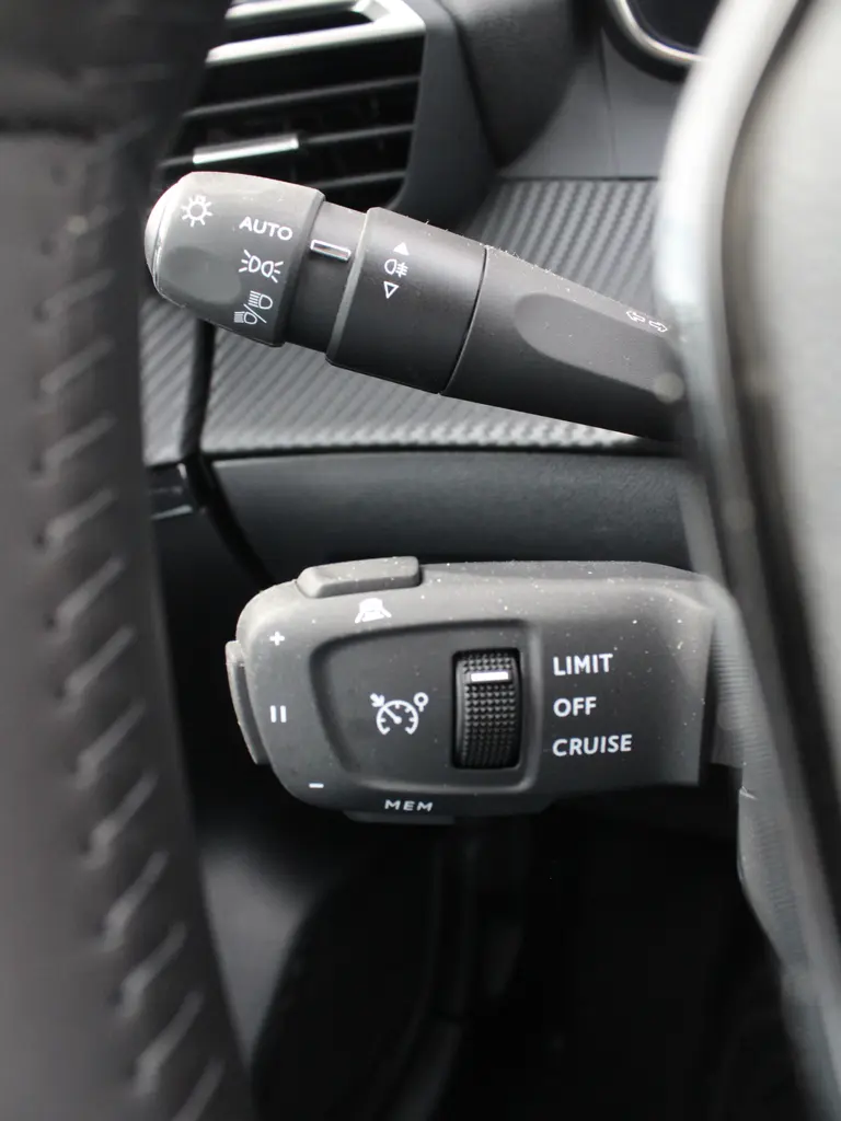 Peugeot 208 1.2 PureTech 100PK Allure AppleCarPlay-Android Auto Navigatie, Camera 360, Keyless Entry, Stoelverwarming afbeelding 25