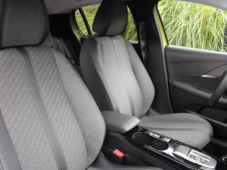 Peugeot 208 Hybrid 100PK e-DCS6 Allure Automaat Navigatie, Parkeerhulp voor & achter, Camera achter, Climate Control afbeelding 22
