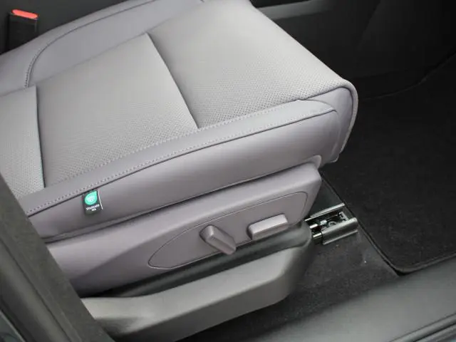 Leapmotor C10 REEV Design 28.4 kWh Camera systeem rondom, Stoelverwarming/koeling, Panoramadak, Navigatie afbeelding 21