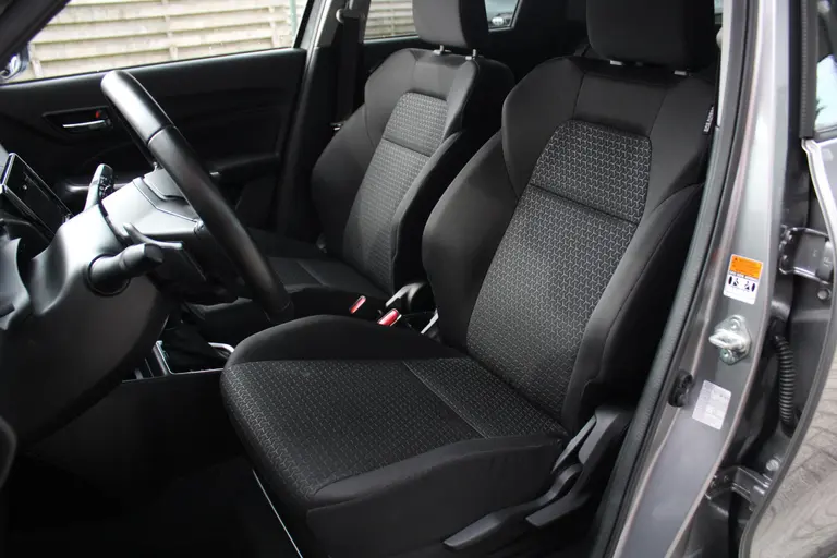 Suzuki Swift 1.2 Style Smart Hybrid CVT Automaat Navigatie, Cruise Control Adaptief, Stoelverwarming, Achteruitrijcamera, Parkeersensoren Achter afbeelding 5