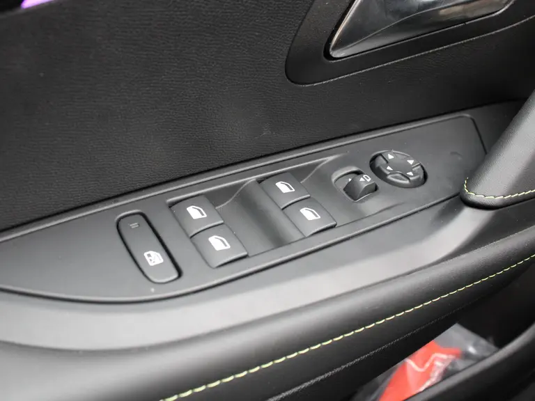 Peugeot 208 GT 1.2 Hybrid 100PK e-DCS6 Automaat Navigatie, Camera Voor & Achter, Panoramadak, Keyless, Apple Carplay, Android Auto afbeelding 18