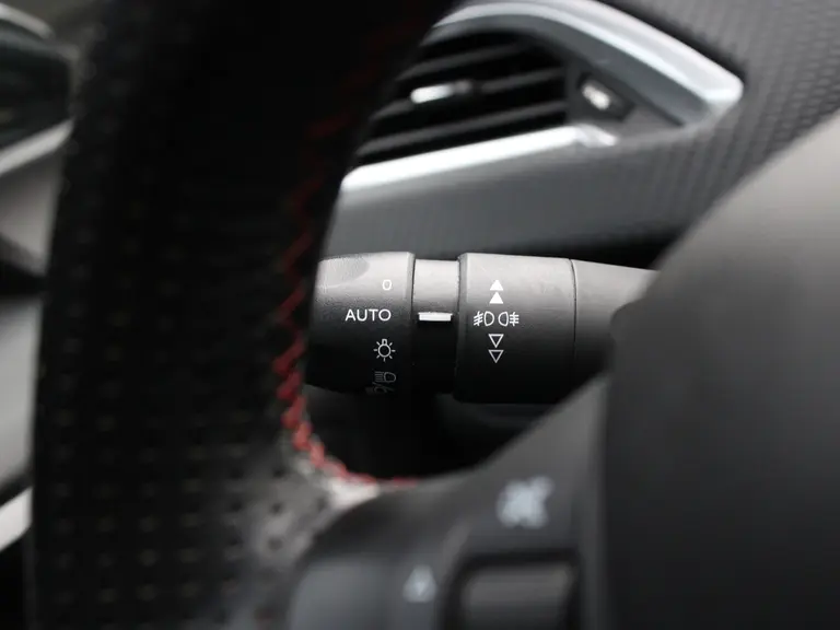 Peugeot 2008 1.2 PureTech GT-Line 110PK EAT6 Automaat Panoramadak, Camera Achter, Parkeerhulp achter, Lichtmetalen velgen afbeelding 20