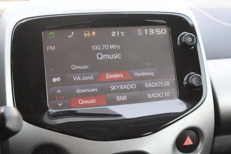 Toyota Aygo 1.0 VVT-i x-play Achteruitrijcamera, Airco, Bluetooth, Elektrische Ramen afbeelding 20