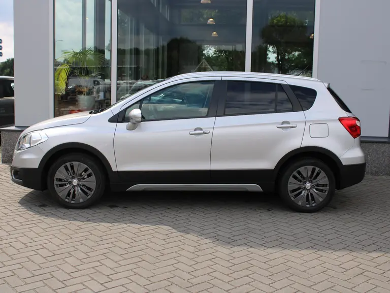 Suzuki S-Cross 1.6 Exclusive Trekhaak, Cruise control, Climate control, Allseasonbanden, Stoelverwarming afbeelding 2