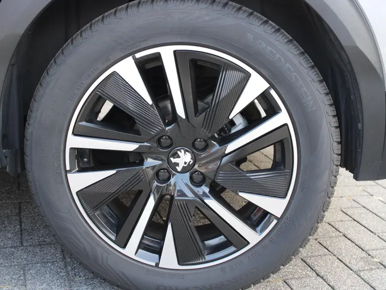 Peugeot 2008 GT Pack 1.2 PureTech 130PK EAT8 Automaat Panoramisch schuifkanteldak, Luxe Alcantara bekleding, Focal Hifi, Trekhaak afbeelding 4