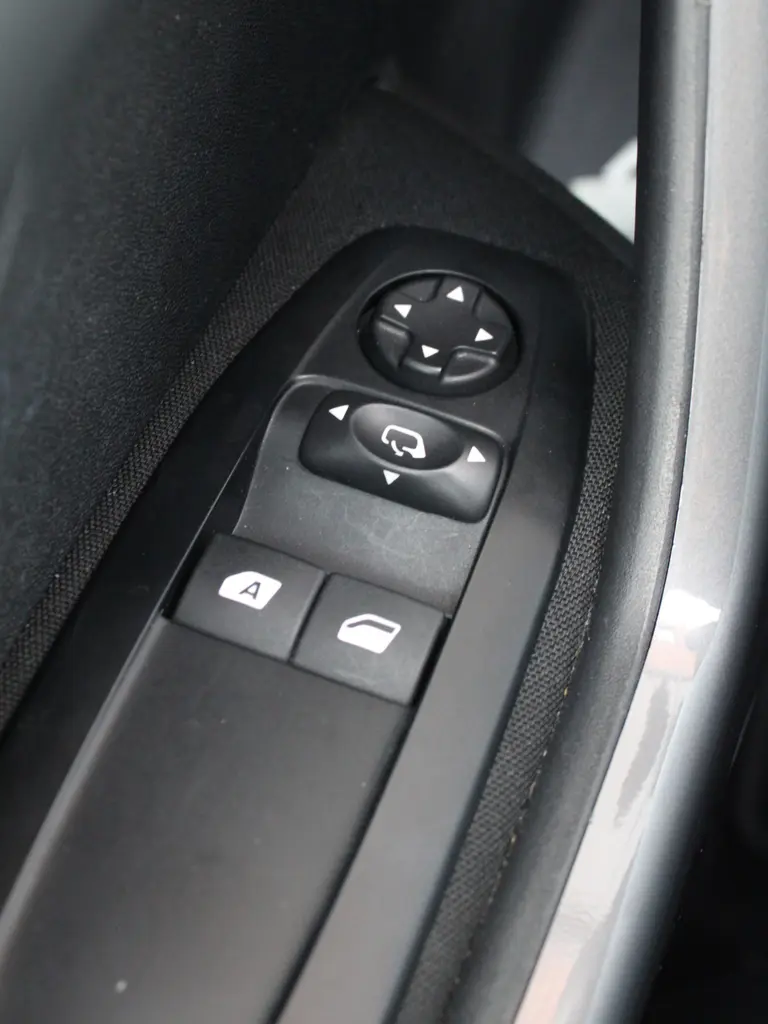 Peugeot 2008 1.2 PureTech Active 110PK Climate Control, Trekhaak, Navigatie afbeelding 12