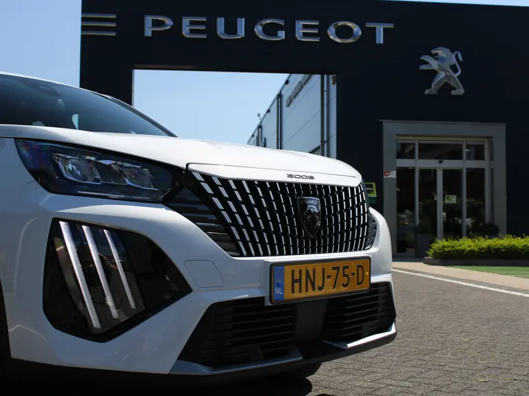 Peugeot 2008 Allure 1.2 Hybrid 145PK e-DSC6 Automaat Navigatie, Keyless, Parkeersensoren, Draadloze telefoonlader, Halflederen Bekleding afbeelding 3