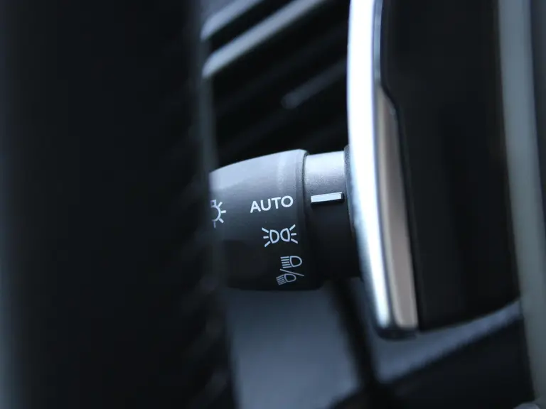 Peugeot 2008 Allure 1.2 Hybrid 145PK e-DSC6 Automaat Navigatie, Keyless, Parkeersensoren, Draadloze telefoonlader, Halflederen Bekleding afbeelding 18