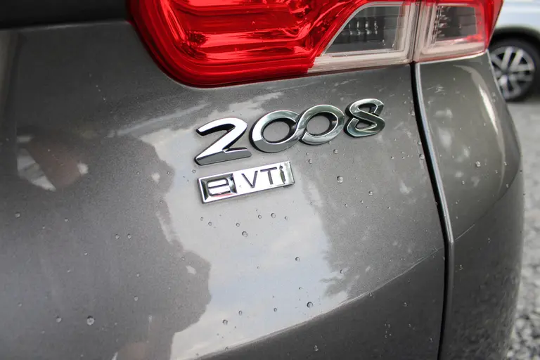 Peugeot 2008 1.2 VTi Allure Pack Premium Plus, Automaat, Trekhaak, All-Seasonbanden, Navigatie, Parkeersensoren voor en achter afbeelding 33