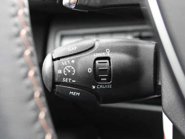 Peugeot 3008 GT Line 1.6 PureTech 180PK EAT8 Automaat Navigatie, Keyless, Achteruitrijcamera, Panoramadak, Elektrische Kofferbak afbeelding 25