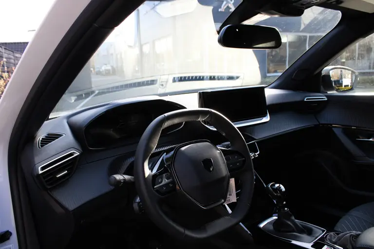 Peugeot 2008 1.2 PureTech 100PK Allure Navigatie, Camera Achter, Draadloze telefoonlader, Parkeerhulp voor en achter afbeelding 15