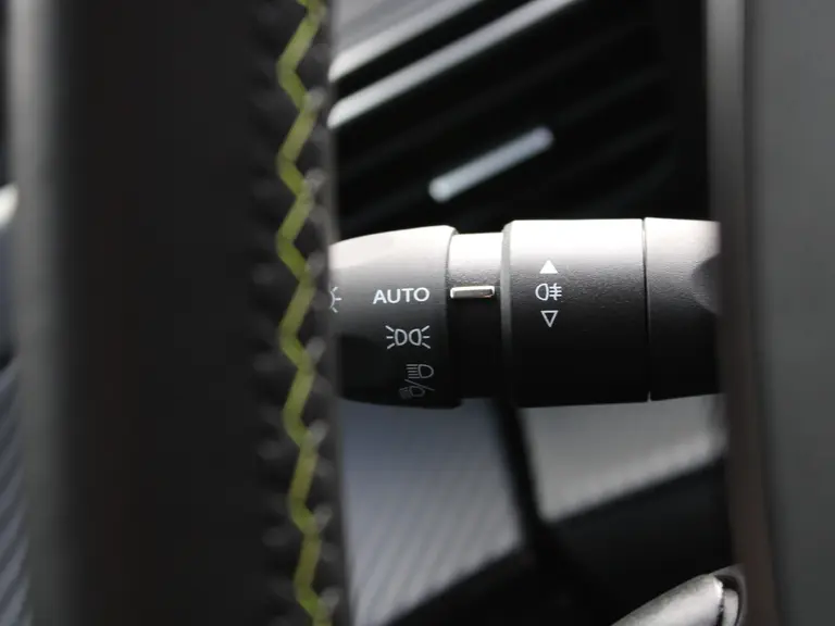 Peugeot e-2008 EV GT 50 kWh Navigatie, Lichtmetalen velgen 18 inch, Keyless Entry, Dodehoek detectie afbeelding 21