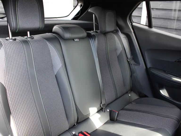 Peugeot e-2008 EV GT 50 kWh Navigatie, Lichtmetalen velgen 18 inch, Keyless Entry, Dodehoek detectie afbeelding 14