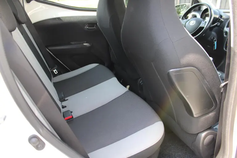 Toyota Aygo 1.0 VVT-i x-play Achteruitrijcamera, Airco, Bluetooth, Elektrische Ramen afbeelding 16