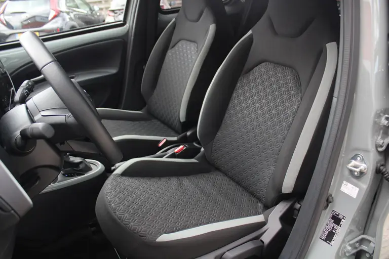Toyota Aygo X 1.0 VVT-i S-CVT Pulse Automaat Achteruitrijcamera, Parkeersensoren Voor en Achter, Cruise Control Adaptief, Stoelverwarming afbeelding 6