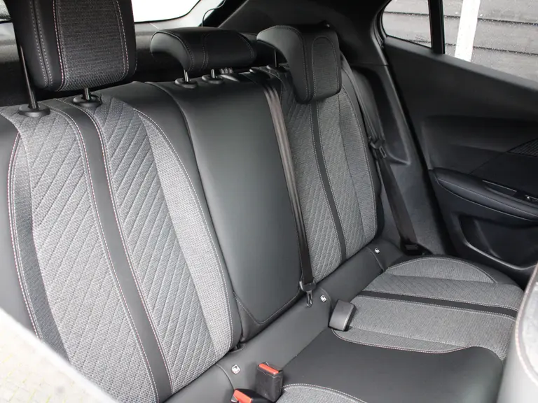 Peugeot 2008 1.2 PureTech 100PK Allure Navigatie, Achteruitrijcamera, Apple Carplay, Android Auto, Parkeersensoren Voor & Achter afbeelding 12