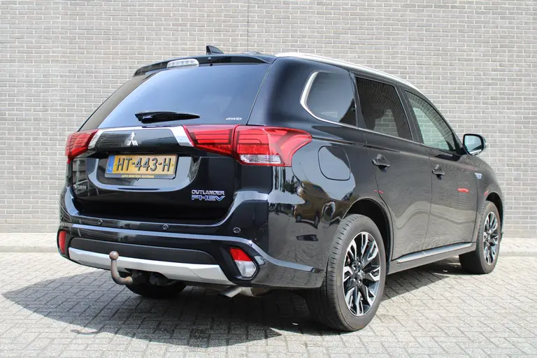 Mitsubishi Outlander 2.0 PHEV instyle+ Cruise/Climate control, Trekhaak, Sch.kanteldak,  Navigatie, Camera, Parkeersensoren Hybride batterij capaciteit: 34,2 Ah. Trekgewicht 1.500 kg. afbeelding 4