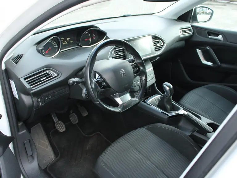 Peugeot 308 1.2 PureTech Active Trekhaak, Climat control, Cruise control, Allseasonbanden, Lichtmetalen velgen afbeelding 8