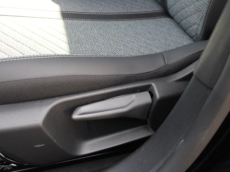 Peugeot 208 1.2 PureTech 100PK Allure Navigatie, Stoelverwarming, Camera achter, Parkeerhulp voor & Achter, Lichtmetalen velgen afbeelding 31