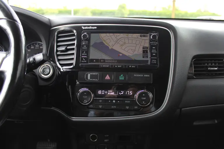 Mitsubishi Outlander 2.0 PHEV instyle+ Cruise/Climate control, Trekhaak, Sch.kanteldak,  Navigatie, Camera, Parkeersensoren Hybride batterij capaciteit: 34,2 Ah. Trekgewicht 1.500 kg. afbeelding 29